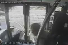 Pasažér tloukl řidiče deštníkem. Ten vypadl ze sedačky a autobus havaroval