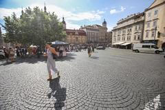 Malostranské náměstí v Praze před a po zrušení parkoviště