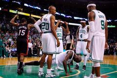 Basketbalista Kevin Garnett z Bostonu dělá kliky během utkání s Miami v semifinále play-off NBA 2012.