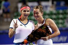 Barbora Strýcová (vpravo) a Sania Mirzaová na vítězném turnaji v Tokiu