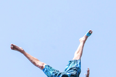 Skok ze 30 metrů? Když mám plavky, tak skočím, oblečený mám taky závratě, říká český cliff diver