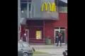 Náhodný svědek natočil střelce před McDonaldem v Mnichově