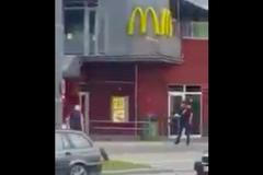 Náhodný svědek natočil střelce před McDonaldem v Mnichově