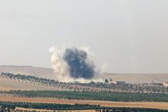 Nad městem Džarabulus stoupá k nebi dým.