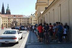 Fronta před vstupem do Pražského hradu