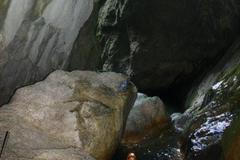 Speleologové v jeskyni Huda lui Papara