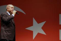 Turecký prezident Erdogan mluví ke svým příznivcům před svou rezidencí v Istanbulu