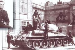 Tank Karla Šeráka z 10. května 1945 na Hradčanském náměstí.