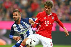 Bundesliga: Bayern vs Hertha: Thomas Müller a Marvin Plattenhardt