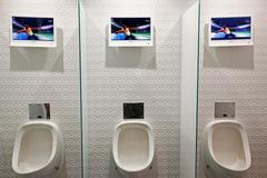 Televizní obrazovky přenášely olympiádu na pánskou toaletu v restauraci v Rio de Janeiru.