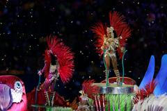 Tanečnice samby, monstrózní ohňostroje, přivítání Tokia. Tak se Rio loučilo s olympiádou