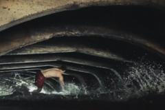 Vodní lyžaři našli starý kanál pod městem a oddali se jízdě v temnotách