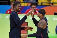 Američtí basketbalisté Kevin Durant a Carmelo Anthony na olympiádě v Riu