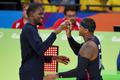 Američtí basketbalisté Kevin Durant a Carmelo Anthony na olympiádě v Riu