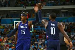 Carmelo Anthony a Kyrie Irving na olympijském turnaji v Riu 2016