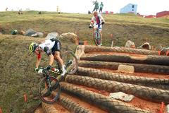 Nino Schurter a Jaroslav Kulhavý v závodě bikerů na olympiádě v Riu