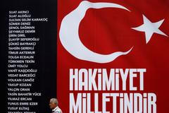 Muž prochází okolo baneru na Taksimském náměstí v Isanbulu. Nese jména zabitých civilistů a policistů, kteří zemřeli při snaze zabránit pokusu o převrat