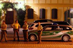 Policie po výbuchu bomby v bavorském Ansbachu.