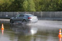 Brzdění parkovací brzdou - auto