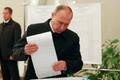 Vladimir Putin hlasuje v ruských parlamentních volbách.