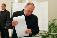 Vladimir Putin hlasuje v ruských parlamentních volbách.