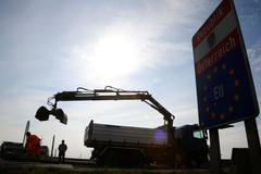 Stavba plotu na rakousko-maďarské hranici