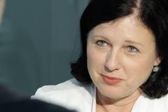 Jourová: Plán boje EU s dezinformacemi není cenzura, střet zájmů Babiše komise řeší