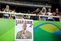 OH 2016, atletika: fanoušci s transparentem Ryan Lochte – lhář