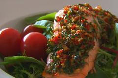 Losos s lehkou letní marinádou na salát