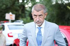 Babiš a Herman a Pelikán u památníku v Letech a prasečáku