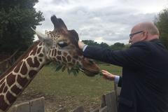 Ministr kultury Daniel Herman při návštěvě dvorské zoo.