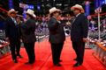 Sjezd republikánů Texas delegates are reflected in a mirror as they talk on the floor during the first day of the Republican National Convention in Cleveland