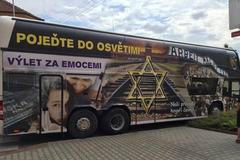 Autobus "Osvětim – výlet za emocemi"? Nevkus, cynismus, hanobení milionů mrtvých, říká Pavlát