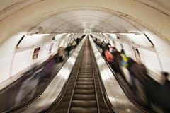 eskalátor jezdící schody Praha metro Národní 2010