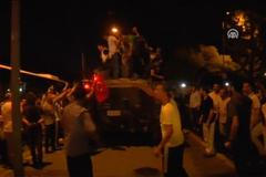 V Istanbulu obsadili lidé tank a vyhnali z něj vojáky