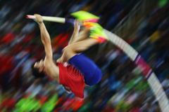 Nejprve deštivá groteska, pak brazilský tyčkař všem vytřel zrak