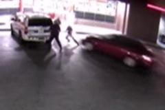 Řidič si vybral na parkovišti cíl. V plné rychlosti vjel do policistů