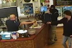 Majitel restaurace zcela ignoroval ozbrojeného lupiče. Obsloužil hosta a odešel