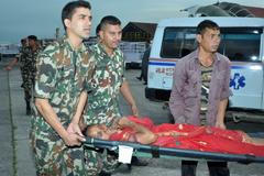 Zraněná žena ze zříceného autobusu v Nepálu