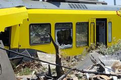 Foto: Kusy plechu se rozlétly po okolí. Místem neštěstí denně projede 200 vlaků