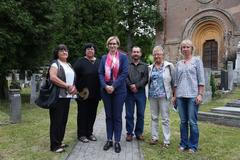 Ministryně Karla Šlechtová u kostela v Boči