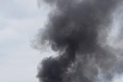 Požár ubytovny pro uprchlíky v Kassellu Smoke rises from a refugee shelter in Kassel-Calden