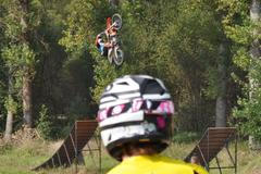 Trénink FMX v Benešově: Martin Koreň (ve vzduchu) a Radek Bílek