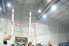 Střihli selfie a dali hobla trenérovi. Takhle osmnáctka sfoukla USA a poprvé vyhrála "Hlinku"