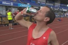 Běžci si to rozdali na jednu míli. Před každým kolem museli na ex vypít pivo