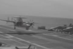 Letadlo sjelo při přistání z letadlové lodě. Pilot pád vybral těsně nad hladinou moře