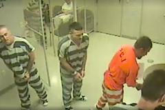 Vězni se snaží zachránit dozorce