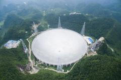 Čína dokončila největší radioteleskop na světě. Chce s ním hledat i mimozemský život