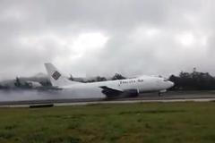 Boeingu 737 selhal zadní podvozek. Při přistání musel pilot se strojem plným paliva klouzat