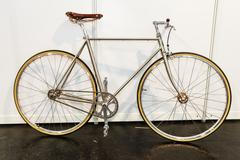 Obrazem: Dřevo, kůže, chrom. Retro kola budou jedním z hitů příštího roku, ukázal veletrh